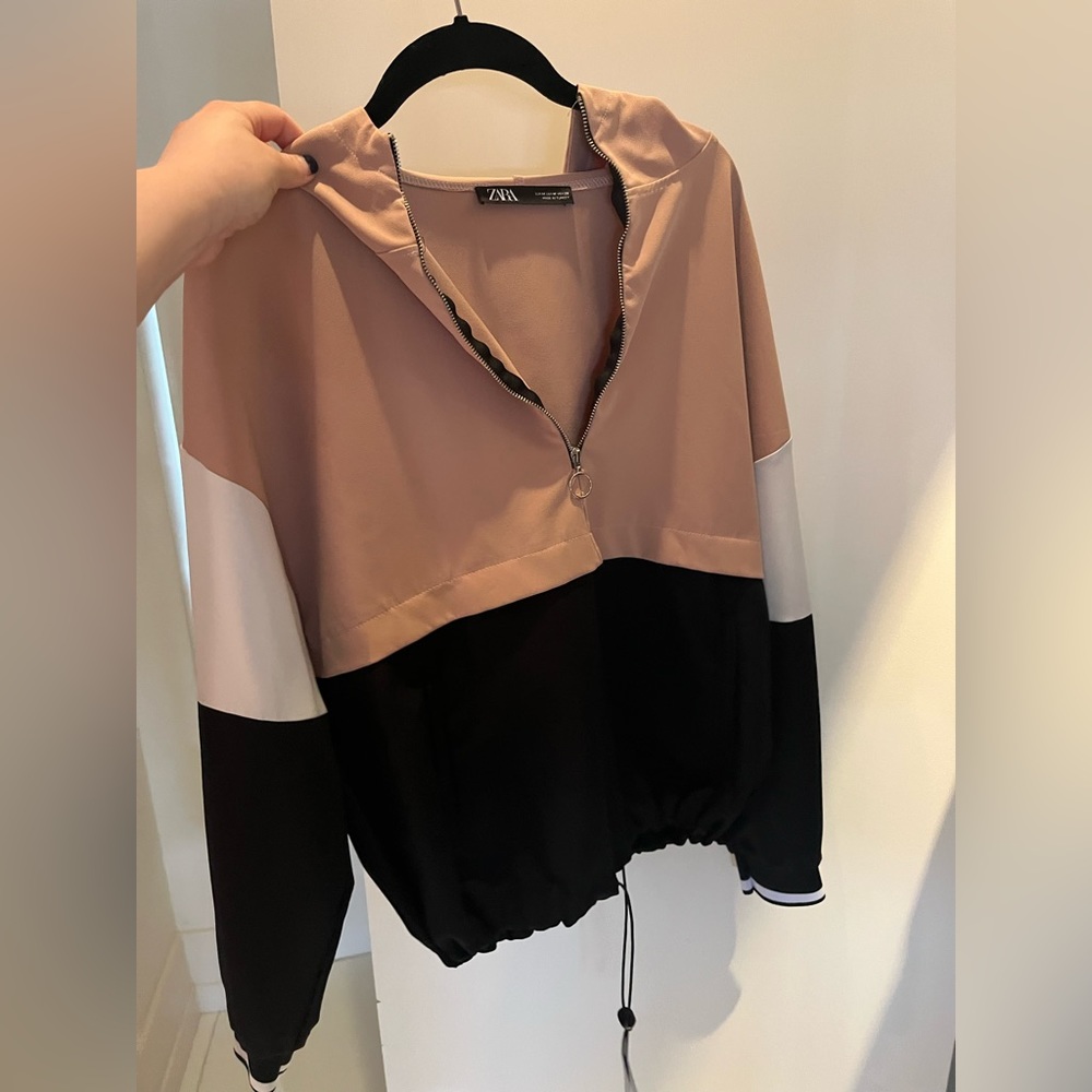 ZARA Lightweight Sweatshirt Size Medium. This is so comfortable and so cute.